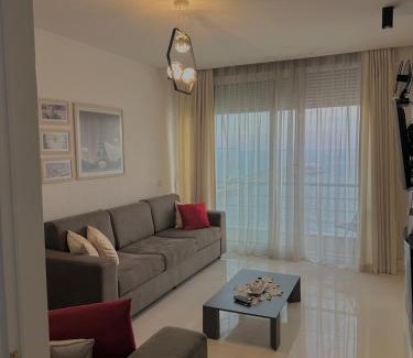 Elbasan Apartamento | Seaside Serenity