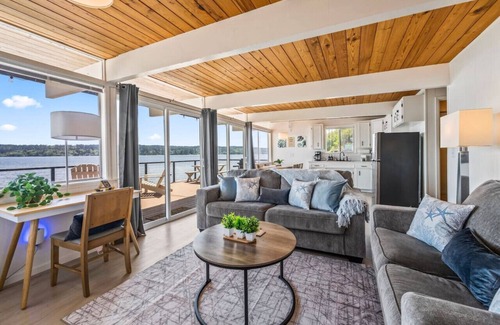 Southworth Casa | Seaside Serenity Beach Getaway w/ kayaks & SUPs!