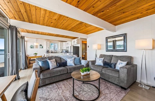 Southworth Casa | Seaside Serenity Beach Getaway w/ kayaks & SUPs!