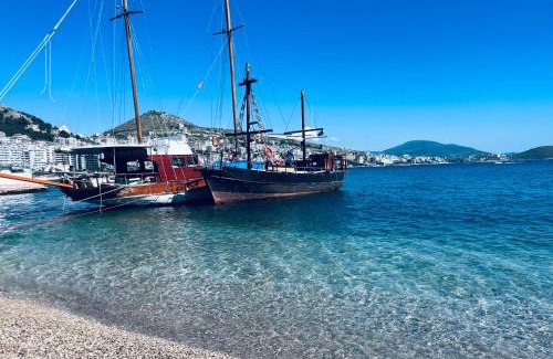 Qender Apartamento | Seaside Serenity! FREE PARKING!