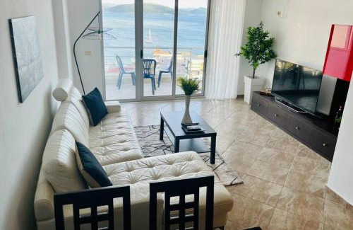 Qender Apartamento | Seaside Serenity! FREE PARKING!