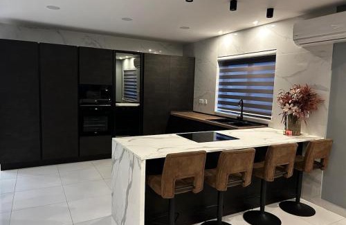 Qawra Apartamento | Seaside Serenity Maisonette - Private Pool