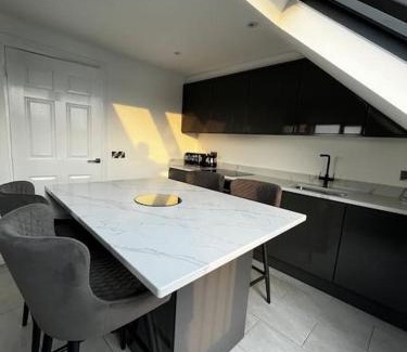 Bangor Apartamento | Seaside Serenity: Modern Flat