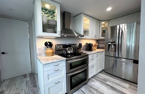 Ingomar Cabaña | Seaside Serenity: Oceanfront Elegance in Shelburne, Nova Scotia