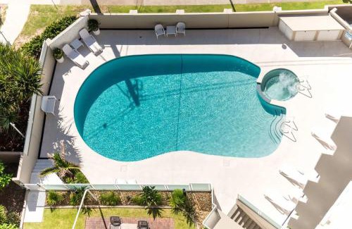 Main Beach Apartamento | Seaside Serenity Ocean Views & Pool