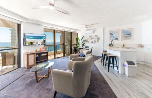 Main Beach Apartamento | Seaside Serenity Ocean Views & Pool