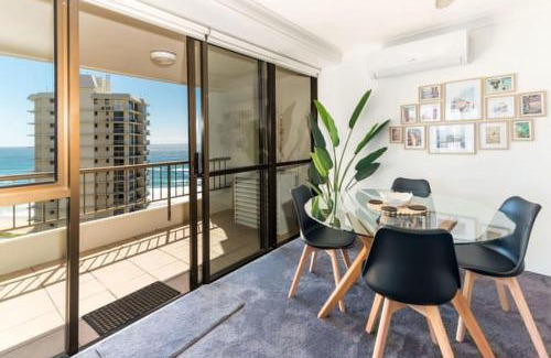 Main Beach Apartamento | Seaside Serenity Ocean Views & Pool