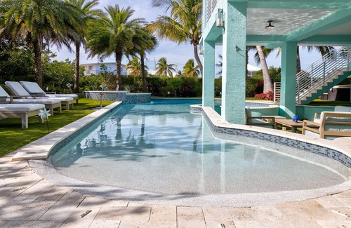 Winston Waterways Casa | Seaside Serenity: Your Ultimate Getaway Awaits in Key Largo