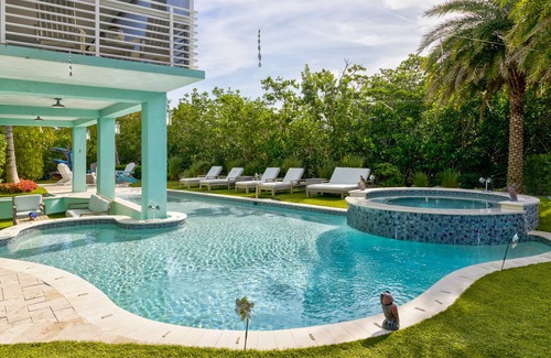 Winston Waterways Casa | Seaside Serenity: Your Ultimate Getaway Awaits in Key Largo
