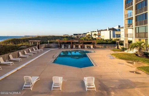 Wrightsville Beach Condominio | Seaside Solace: Panoramic Views Ocean front property with pool