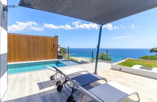 Lloret de Mar Villa | Seaside villa in Lloret de Mar with garden and pool view