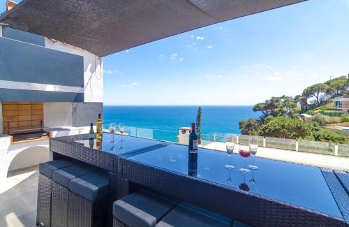 Lloret de Mar Villa | Seaside villa in Lloret de Mar with garden and pool view