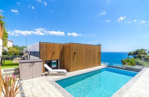 Lloret de Mar Villa | Seaside villa in Lloret de Mar with garden and pool view