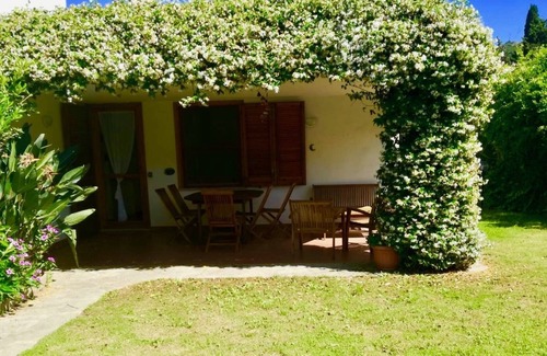 Villaggio Mandorli Villa | Villa junto al mar con un gran jardín privado