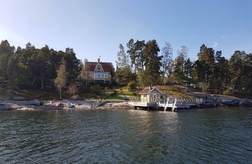 Vaxholm Casa | Terreno de mar, muelle propio con sauna. Carente de transparencia. Cerca de Estocolmo. 12 camas