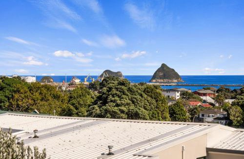 New Plymouth Casa | Seaside Weekender - New Plymouth Holiday Home