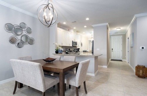 Naples Condominio | Seasonal Get-away with Lake, Golf & Sunset Views, Resort Activity Community