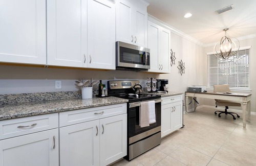Naples Condominio | Seasonal Get-away with Lake, Golf & Sunset Views, Resort Activity Community