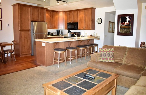 Mammoth Lakes Condominio | Seasons 4 158 Mountain View close to shuttle, hot spa, game room, Canyon Lodge and bike path
