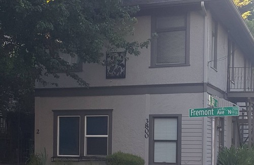 Fremont Apartamento | Seattle Fremont Neighborhood Apartment: "Walk To The Center Of The Universe"