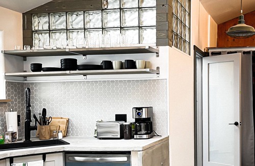 Mann Casa | Seattle Luxury 2BR House with Off-Street Parking