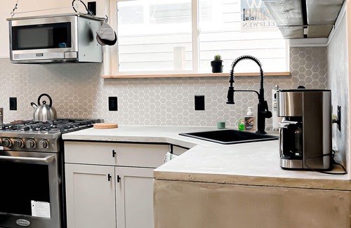 Mann Casa | Seattle Luxury 2BR House with Off-Street Parking