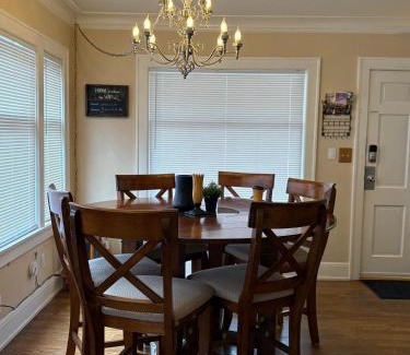 North Queen Anne Casa | Seattle-Queen Anne-7 BR 3 BA-One Block to SPU