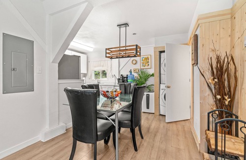 Tukwila Casa | Seattle's Luxe Retreat w/ hot tub, sauna, SPA bath
