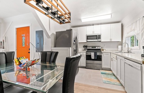 Tukwila Casa | Seattle's Luxe Retreat w/ hot tub, sauna, SPA bath