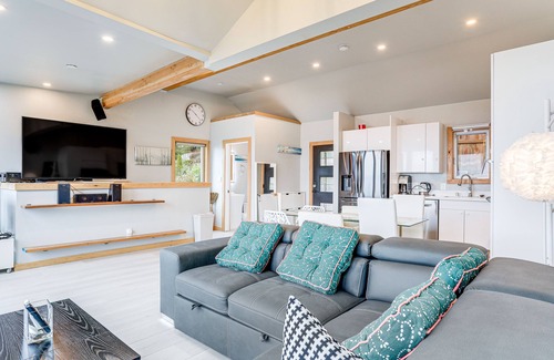 North Admiral Casa | Seattle Sanctuary w/ Sweeping Views, Walk to Beach