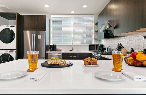 East Queen Anne Casa | Seattle Skyline Views! Walk to Space Needle! Rooftop deck! Beautiful design!