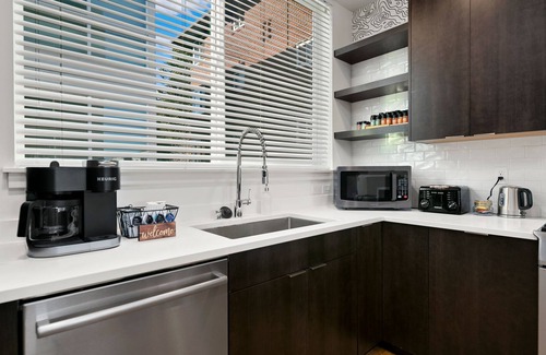 East Queen Anne Casa | Seattle Skyline Views! Walk to Space Needle! Rooftop deck! Beautiful design!