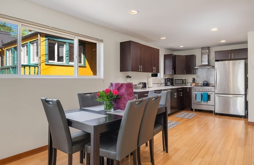 Minor Casa | Seattle Vacation Home-18th Ave Townhome