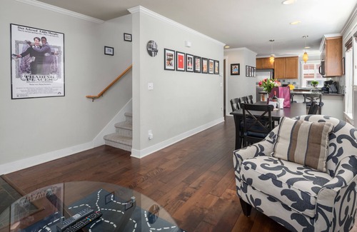 Mann Casa | Seattle Vacation Home: Berlin Wall