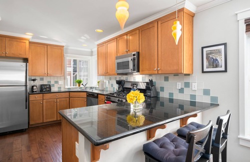 Mann Casa | Seattle Vacation Home: The Great Wall