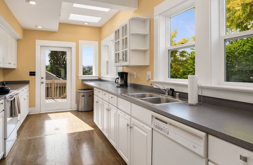 Madrona Casa | Seattle Vacation Home: The Campus