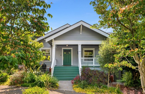 Madrona Casa | Seattle Vacation Home: The Campus