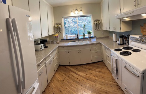 Seahurst Casa | Seattle Vintage Retreat