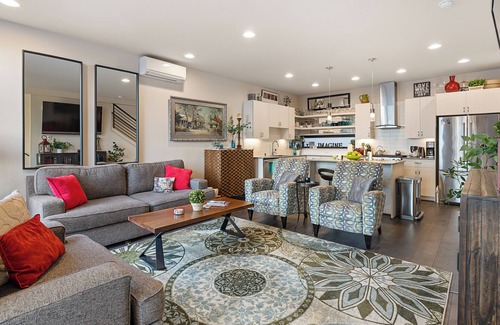 North Admiral Casa | Seattle West - Admiral Dist- Stunning Views, Balcony, AC, 90 Walk Score
