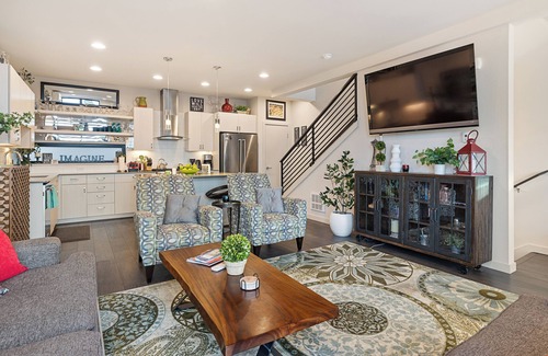 North Admiral Casa | Seattle West - Admiral Dist- Stunning Views, Balcony, AC, 90 Walk Score