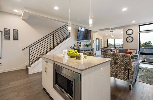 North Admiral Casa | Seattle West - Admiral Dist- Stunning Views, Balcony, AC, 90 Walk Score