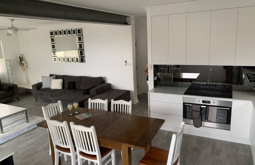 Cronulla Apartamento | Seaview apartment directly across from the beach