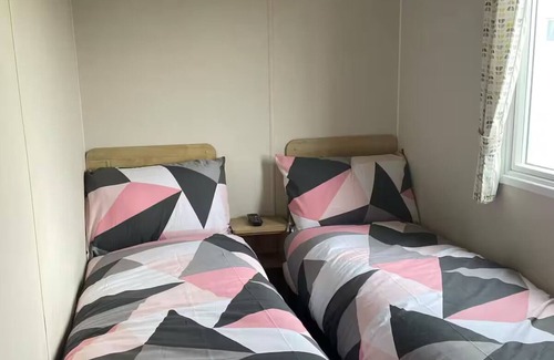 Heysham Casa | Seaview Caravan – 1 Min Walk to Beach, Peaceful Stay with Sunset Deck