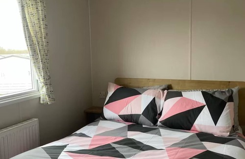 Heysham Casa | Seaview Caravan – 1 Min Walk to Beach, Peaceful Stay with Sunset Deck