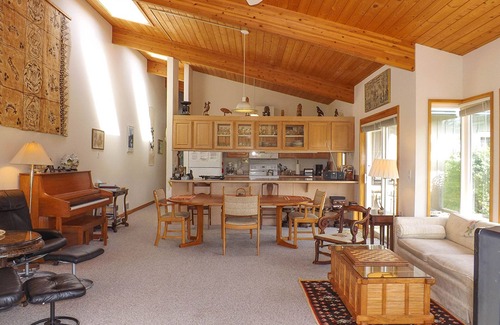 Lopez Island Condominio | Condominio con vista al mar con terraza y césped cubierto - ¡camine a los senderos, restaurantes y más!