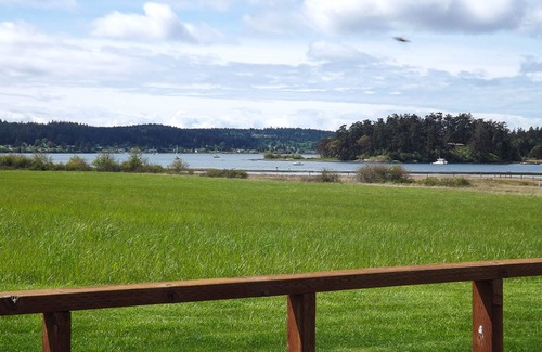 Lopez Island Condominio | Condominio con vista al mar con terraza y césped cubierto - ¡camine a los senderos, restaurantes y más!