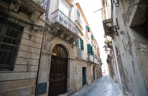 Ortigia Apartamento | Seaview Design Home in Ortigia 21 by Wonderful Italy