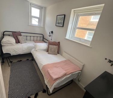 Worthing Apartamento | Seaview flat with balcony, spacious 2 bedroom