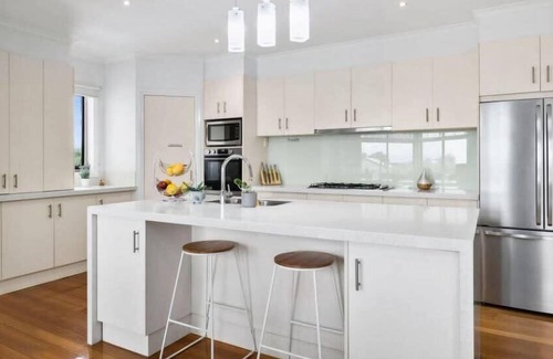 Torquay Casa | Seaview Haven: Pet Friendly near Fisherman’s Beach