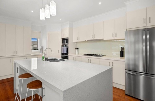 Torquay Casa | Seaview Haven: Pet Friendly near Fisherman’s Beach